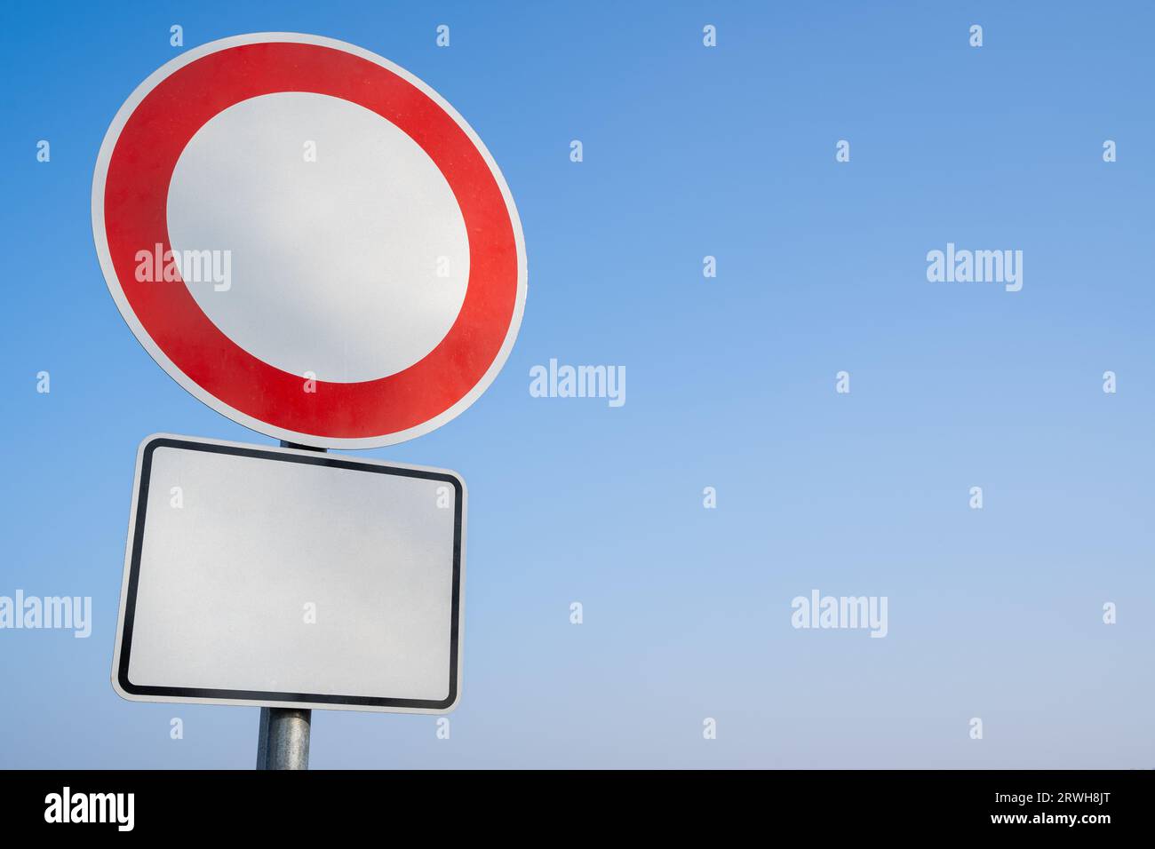 Verbotsschild rund und quadratisch mit Textfläche am blauen Himmel Stockfoto