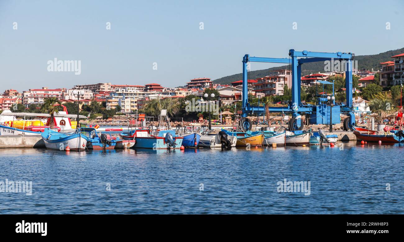 Nessebar, Bulgarien - 21. Juli 2014: Blick auf das Meer mit bunten Fischerbooten im Hafen von Nessbur Stockfoto