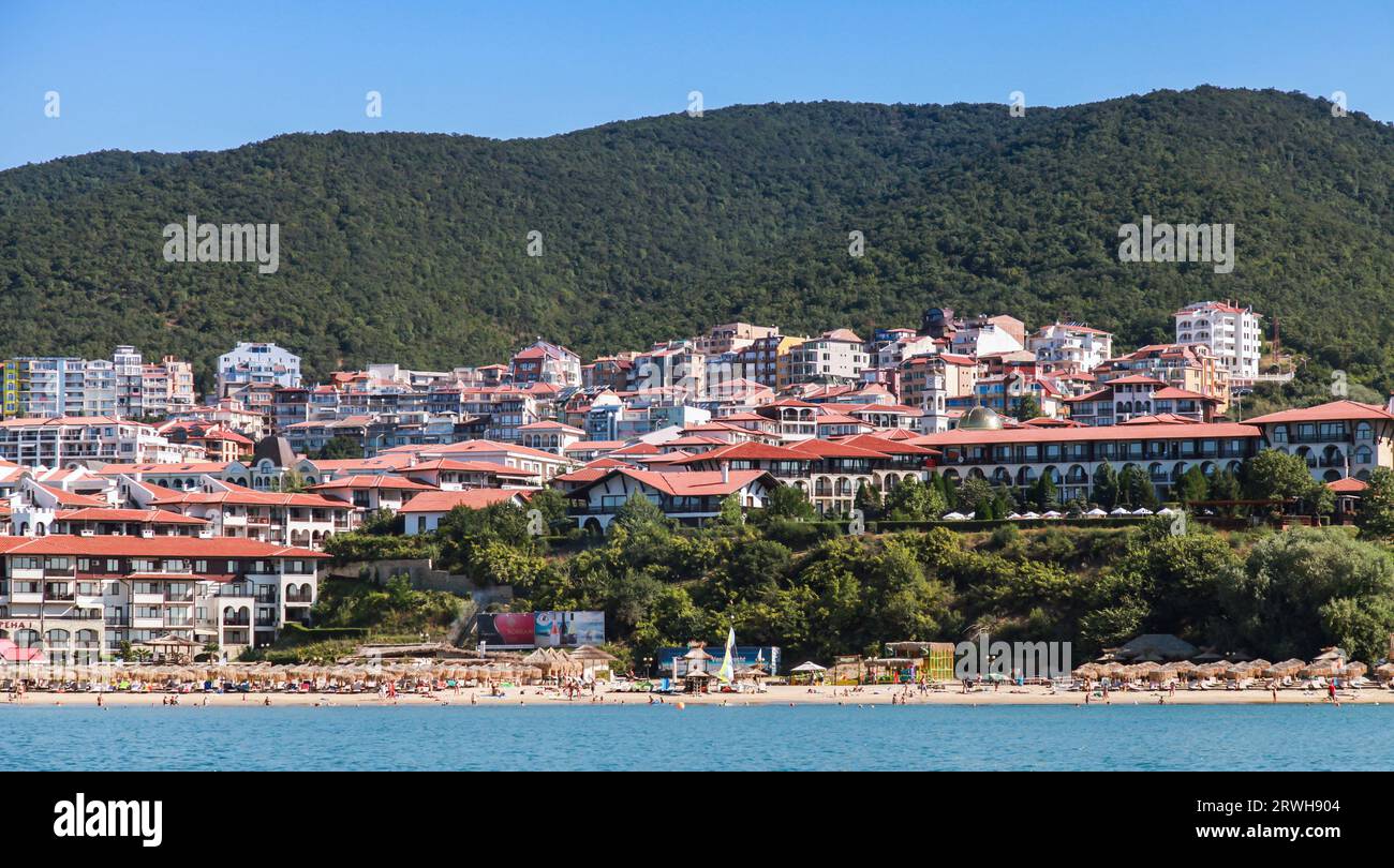 Nessebar, Bulgarien - 21. Juli 2014: Ferienort Küstenlandschaft mit sonnigem Strand und Hotels an der Schwarzmeerküste Stockfoto