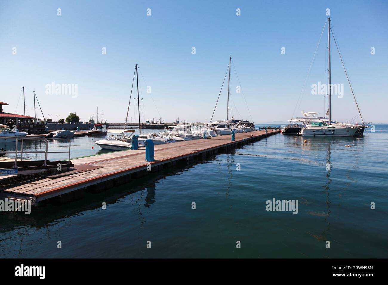 Nessebar, Bulgarien - 21. Juli 2014: Segelyachten im alten Hafen von Nessebur Stockfoto