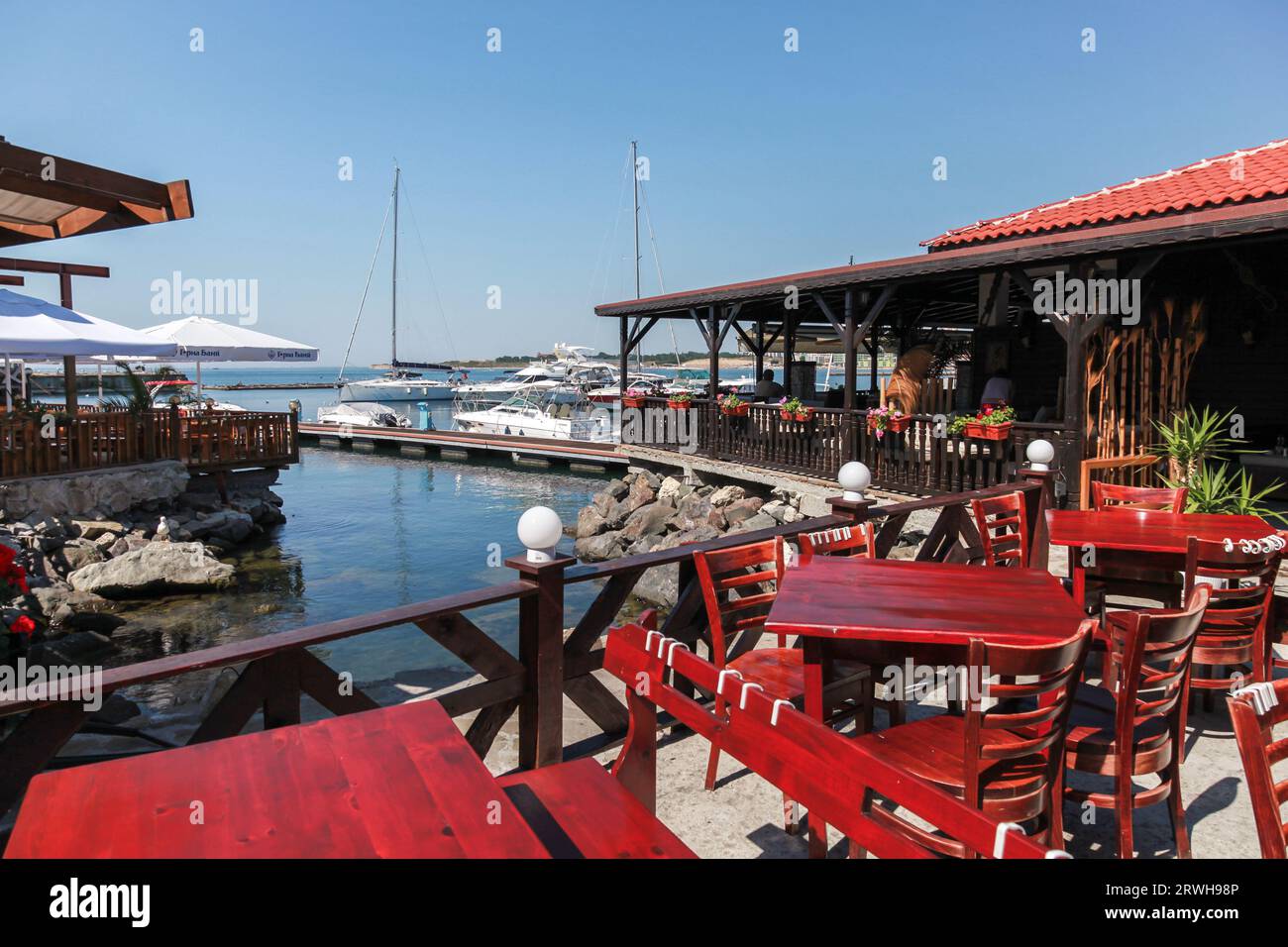 Nessebar, Bulgarien - 21. Juli 2014: Terrasse des Restaurants an der Küste an einem sonnigen Tag, Altstadt von Nessbur Stockfoto