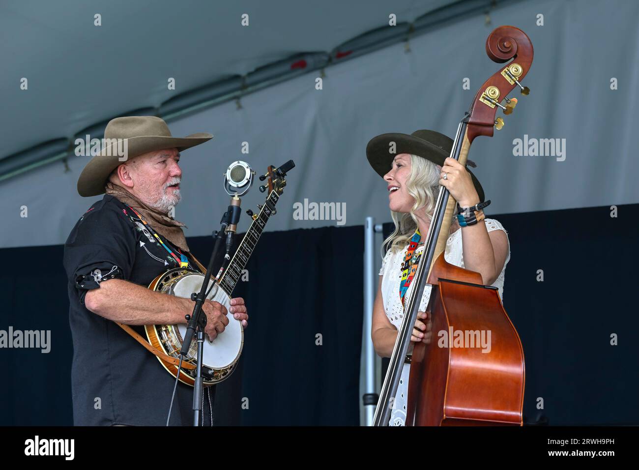 Country Folk Duo Over the Moon, Canmore Folk Music Festival, Canmore, Alberta, Kanada Stockfoto