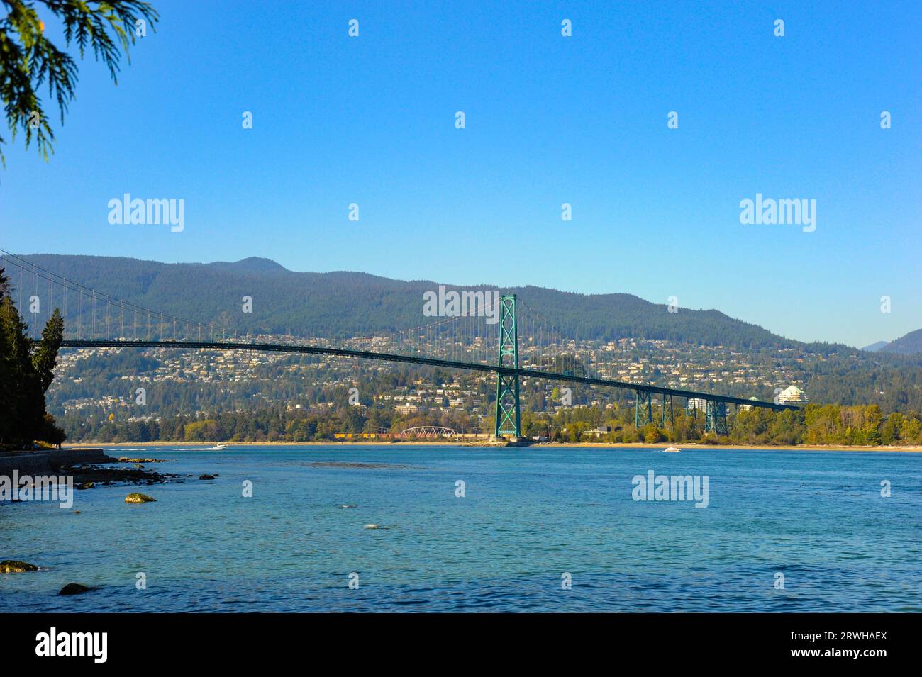 Entdecken Sie die Lion's Gate Bridge, die die atemberaubenden Wasserstraßen des Pazifischen Ozeans in Vancouver, British Columbia, überspannt. Stockfoto