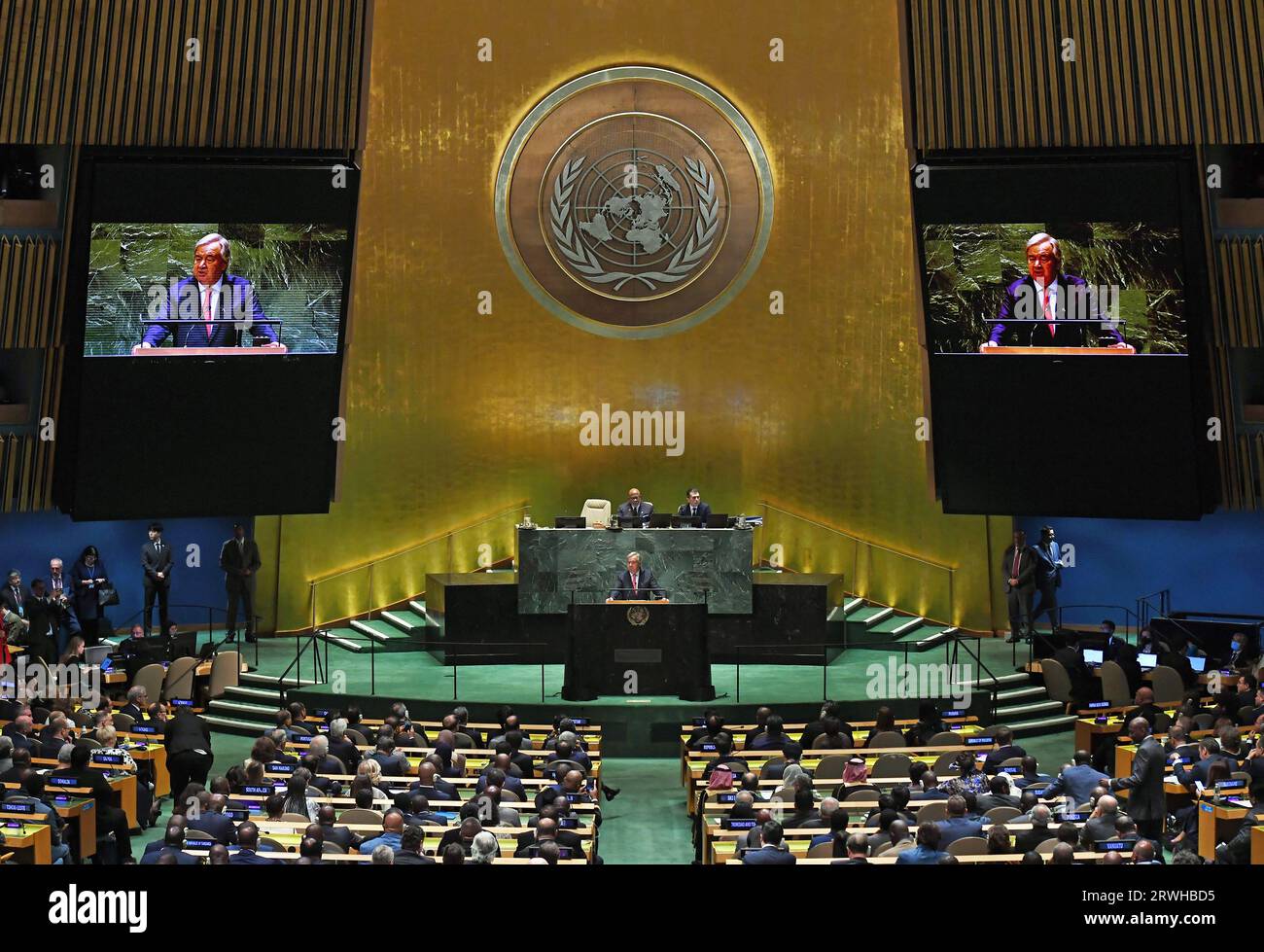 Vereinte Nationen. September 2023. UN-Generalsekretär Antonio Guterres (auf dem Podium und auf den Bildschirmen) spricht bei der Eröffnung der Generaldebatte der 78. Sitzung der UN-Generalversammlung am 19. September 2023 im Hauptquartier der Vereinten Nationen in New York. Die Generaldebatte der 78. Tagung der Generalversammlung der Vereinten Nationen wurde am Dienstag im Hauptquartier der Vereinten Nationen in New York eröffnet und konzentrierte sich auf die Wiederherstellung des globalen Vertrauens und der Solidarität in der gegenwärtigen schwierigen Zeit. Quelle: Li Rui/Xinhua/Alamy Live News Stockfoto
