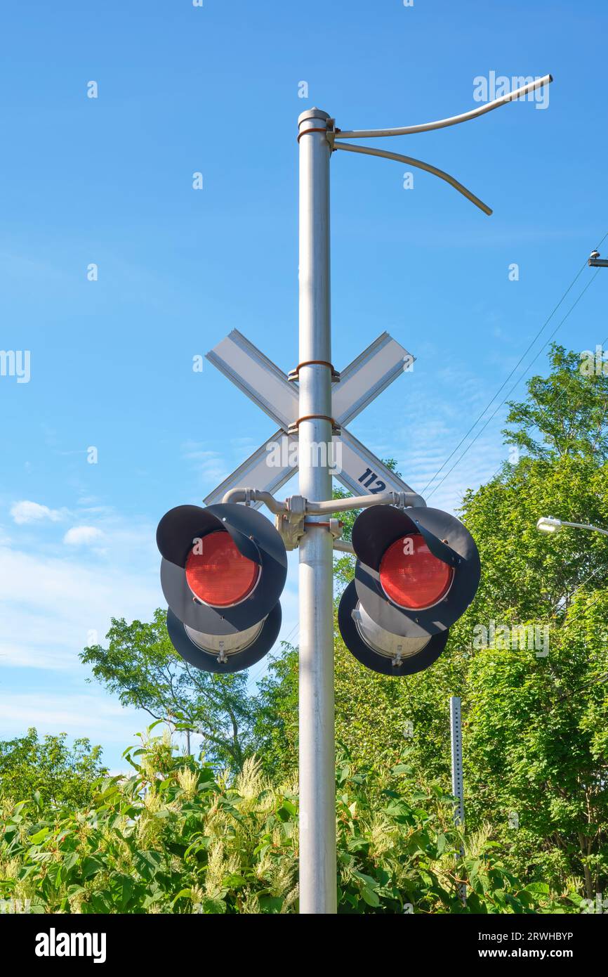 Eisenbahnsignalleuchten im Hochformat fotografiert. Stockfoto