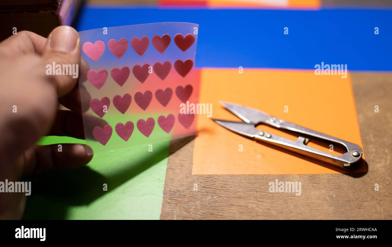 Sticker Textur Herzen. Transparentes Material. Kreativität in Eigenregie. Interessanter Aufkleber. Stockfoto