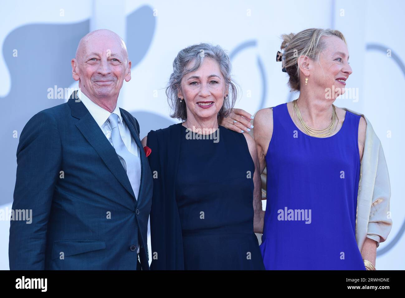 VENEDIG, ITALIEN - 02. SEPTEMBER: Nina Bernstein Simmons, Jamie Bernstein und Alexander Bernstein besuchen einen roten Teppich für den Film „Maestro“ Stockfoto