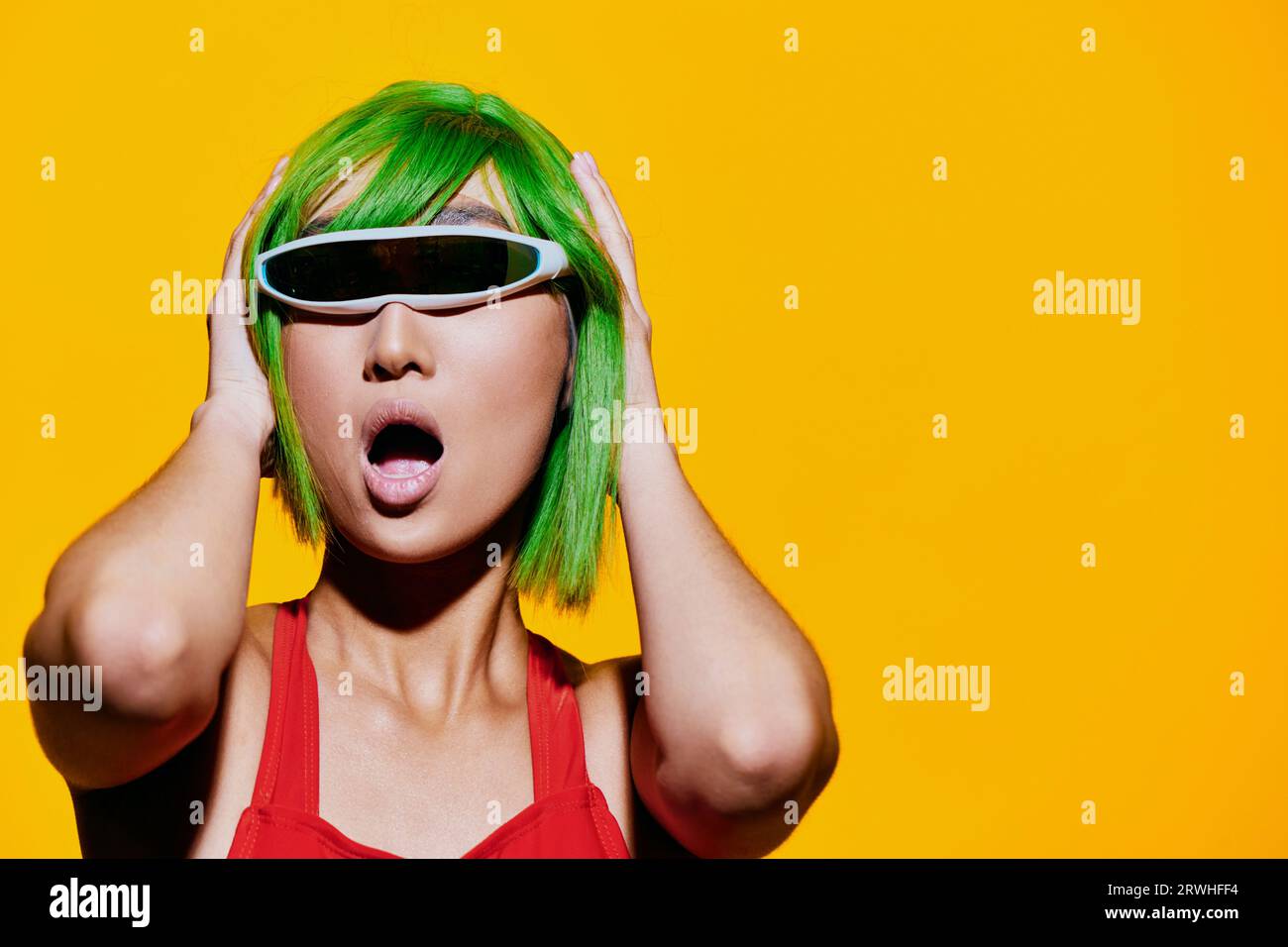 Sonnenbrille Frau asiatisches Porträt Sommer Lifestyle trendige Mode Perücke hübsche Schönheit Lächeln Badeanzug Stockfoto
