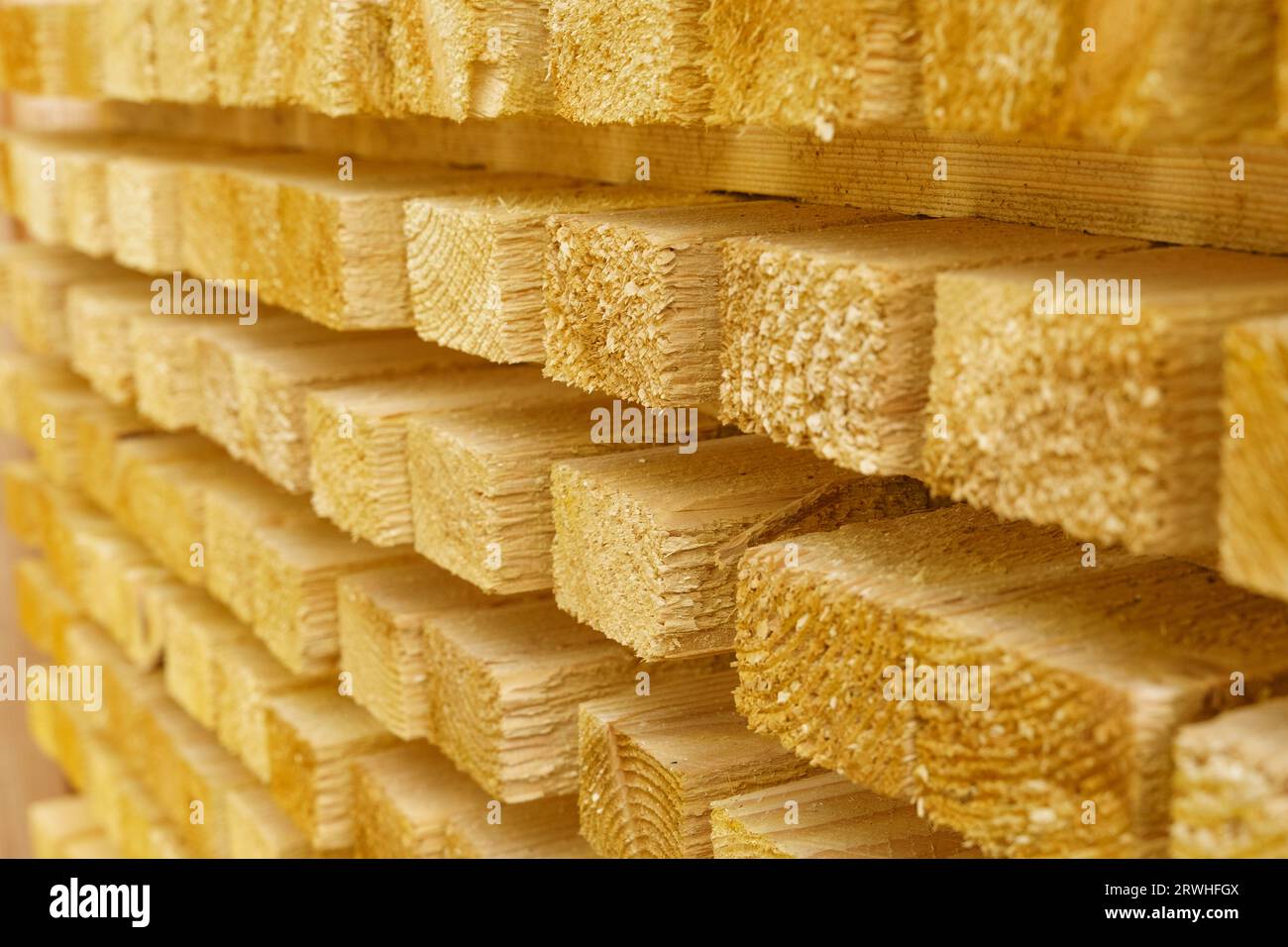 Holzbretter, Bars in einem Holzlager. Hintergrund von Brettern. Stockfoto