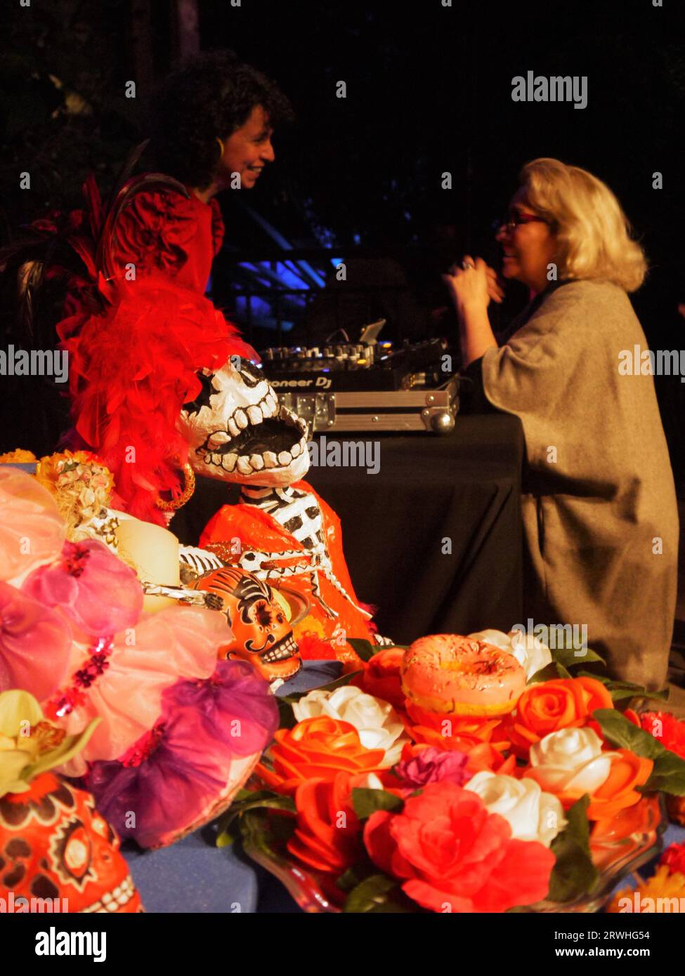 Kew Gardens, Richmond, UK - 14. Oktober 2022: DJ drastic Shuffle spielt Musik, die von Mexiko inspiriert wurde, im gemäßigten Haus, Mexiko nach Stunden. Stockfoto