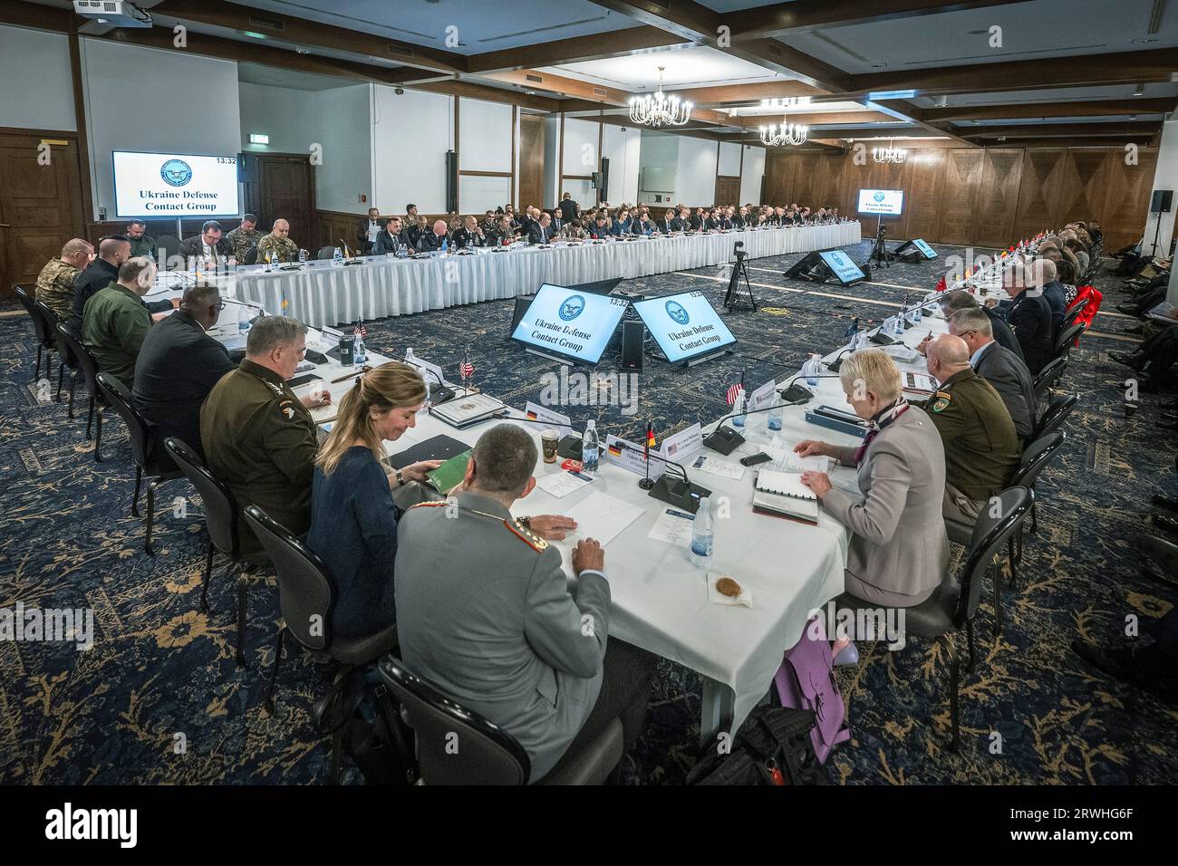 Ramstein-Miesenbach, Deutschland. September 2023. US-Verteidigungsminister Lloyd J. Austin III, links, veranstaltet das Treffen der ukrainischen Verteidigungskontaktgruppe auf dem Luftwaffenstützpunkt Ramstein, 19. September 2023 in Ramstein-Miesenbach, Deutschland. Chad McNeeley/DOD/Alamy Live News Stockfoto