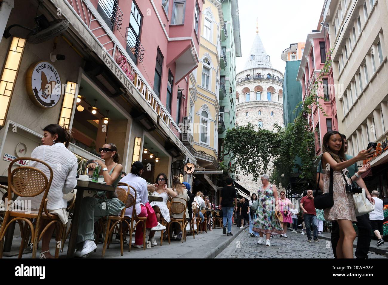 Rose Papillon Café auf Büyük Hendek Caddesi mit dem Galata-Turm im Hintergrund, in Istanbul, Türkei Stockfoto