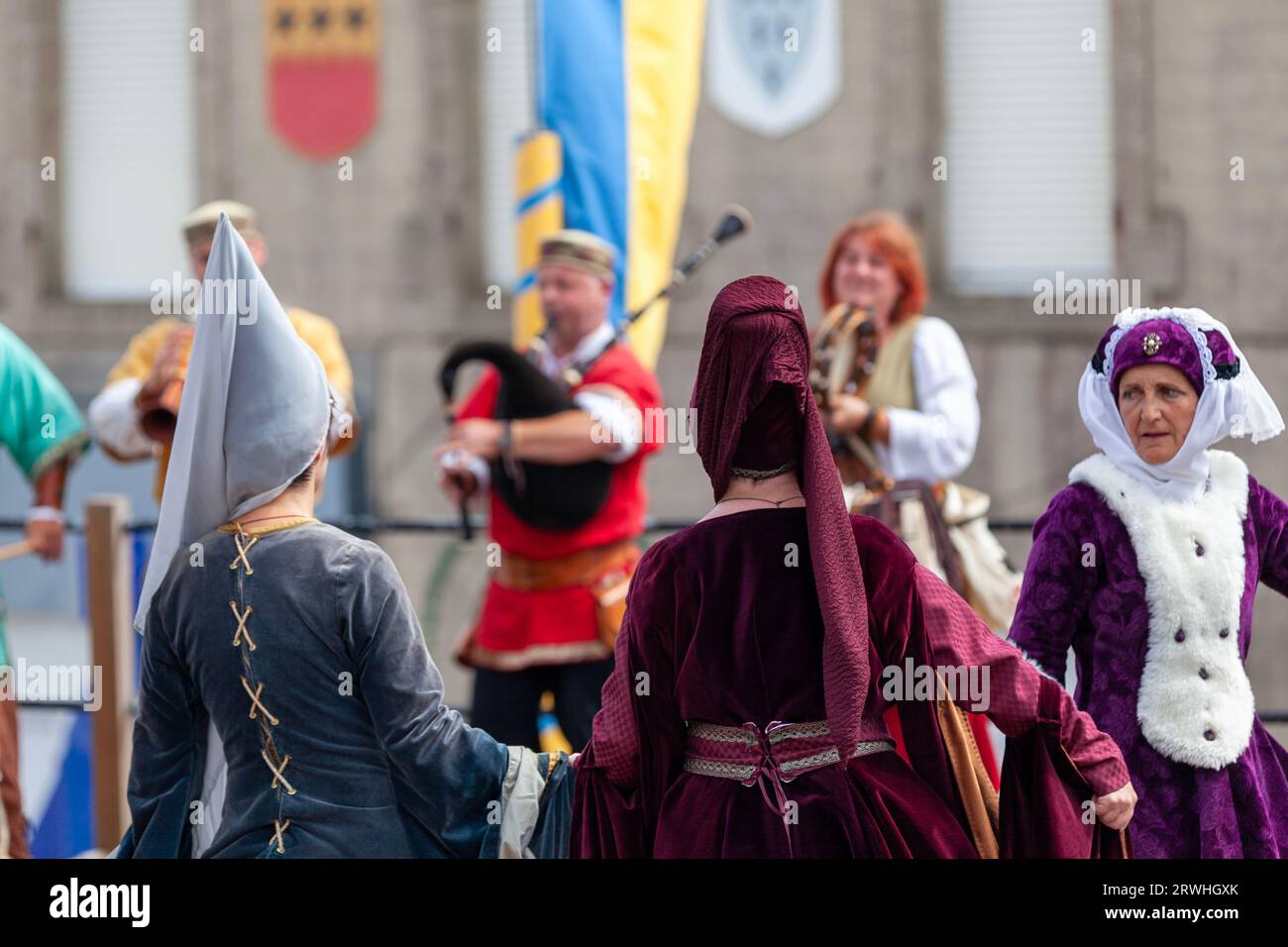 Saint Renan, Frankreich - 16. Juli 2023: Danciers in mittelalterlicher Kleidung auf einem Bahnsteig auf dem alten Marktplatz während der mittelalterlichen Festiva von Saint Renan Stockfoto