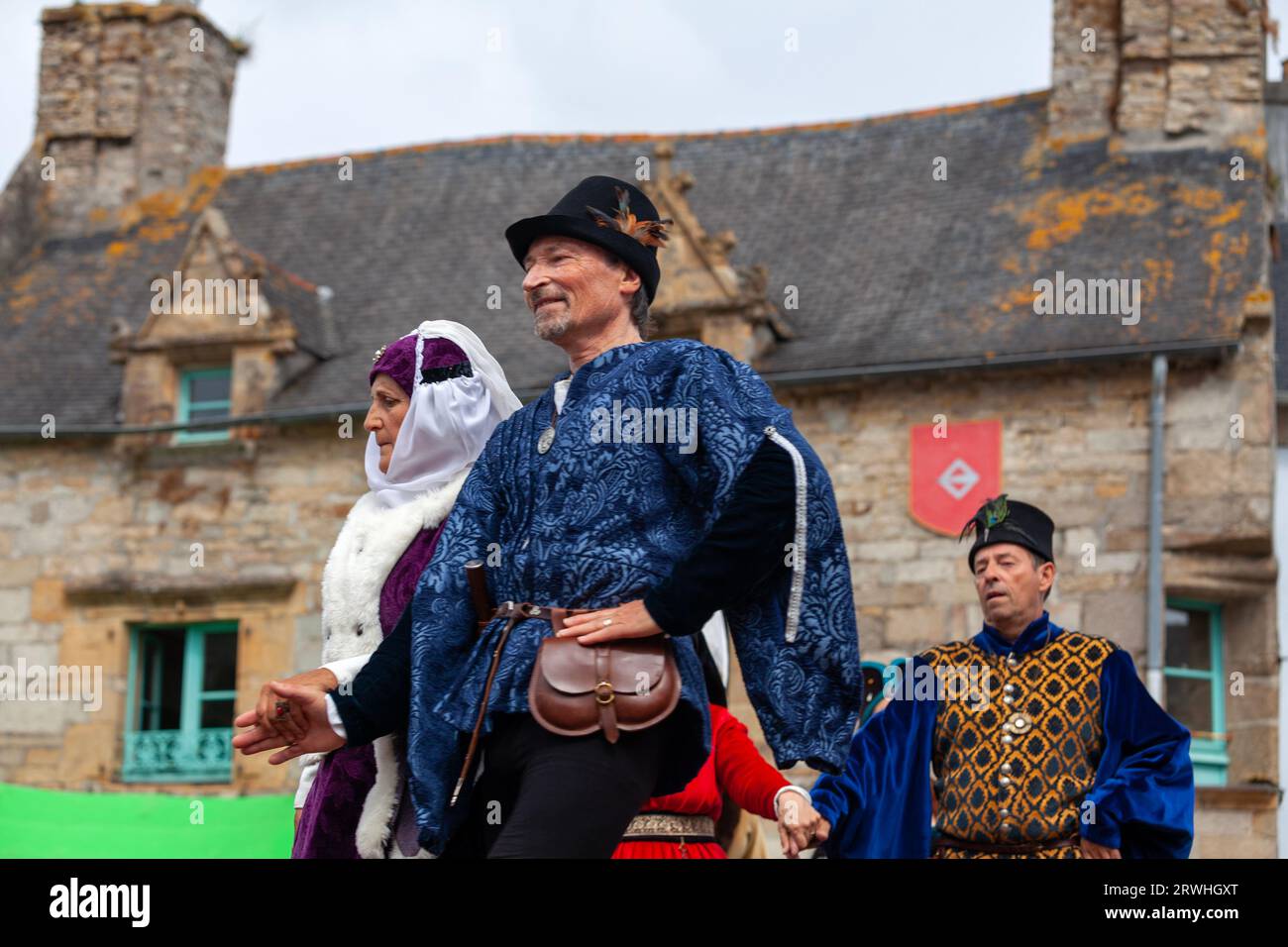 Saint Renan, Frankreich - 16. Juli 2023: Danciers in mittelalterlicher Kleidung auf einem Bahnsteig auf dem alten Marktplatz während der mittelalterlichen Festiva von Saint Renan Stockfoto
