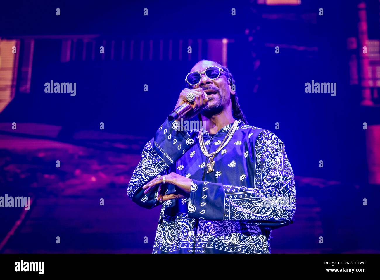 ROTTERDAM – der amerikanische Rapper Snoop Dogg während einer Performance in Rotterdam AHOY im Rahmen seiner Herbsttour durch Europa. ANP MARCEL KRIJGSMAN netherlands Out - belgium Out Credit: ANP/Alamy Live News Stockfoto