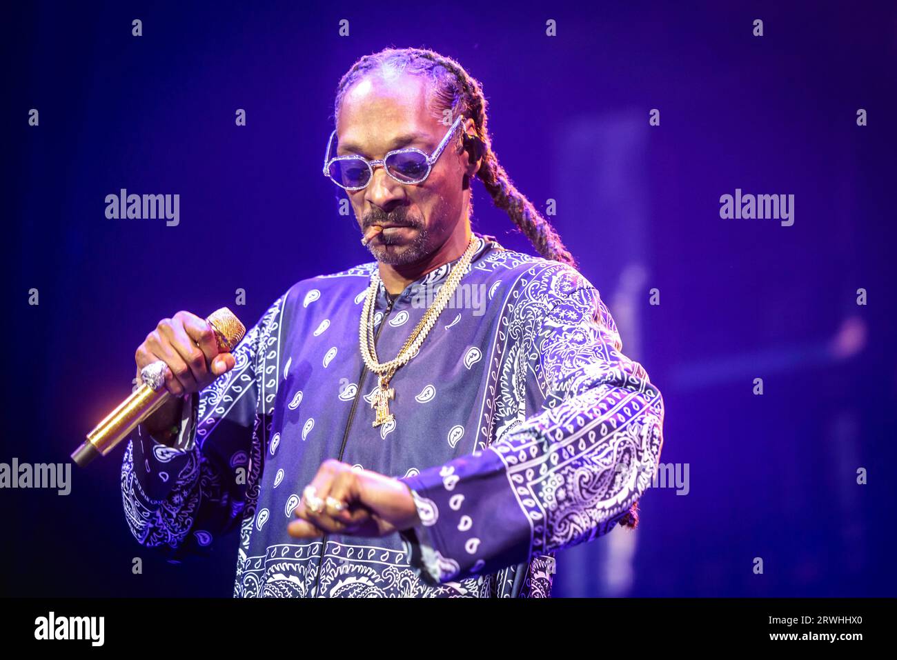 ROTTERDAM – der amerikanische Rapper Snoop Dogg während einer Performance in Rotterdam AHOY im Rahmen seiner Herbsttour durch Europa. ANP MARCEL KRIJGSMAN netherlands Out - belgium Out Credit: ANP/Alamy Live News Stockfoto