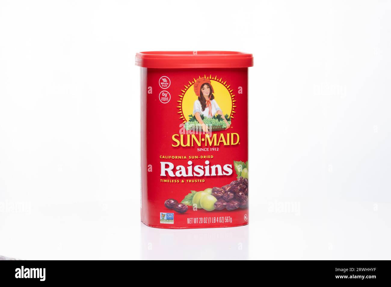 Rote Schachtel kalifornischer getrockneter Rosinen von Sun-Maid. Rosinen sind ein ganzer Obstsnack, der aus Trauben hergestellt wird Stockfoto