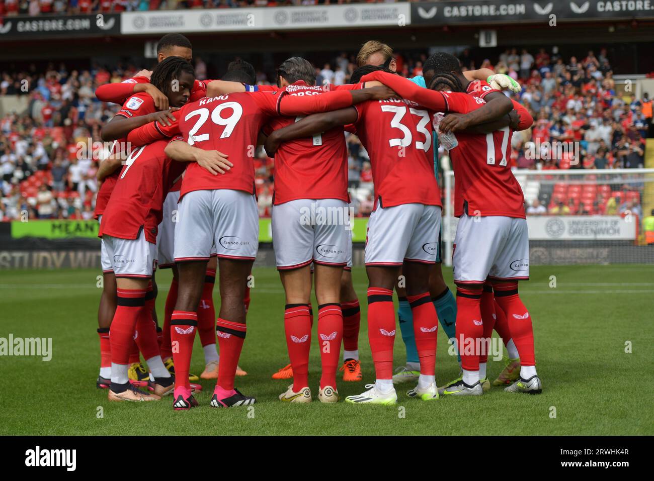 London, England. August 2023. Charlton Athletic huddle sich vor dem Spiel der Sky Bet EFL League One gegen Port Vale at the Valley. Stockfoto
