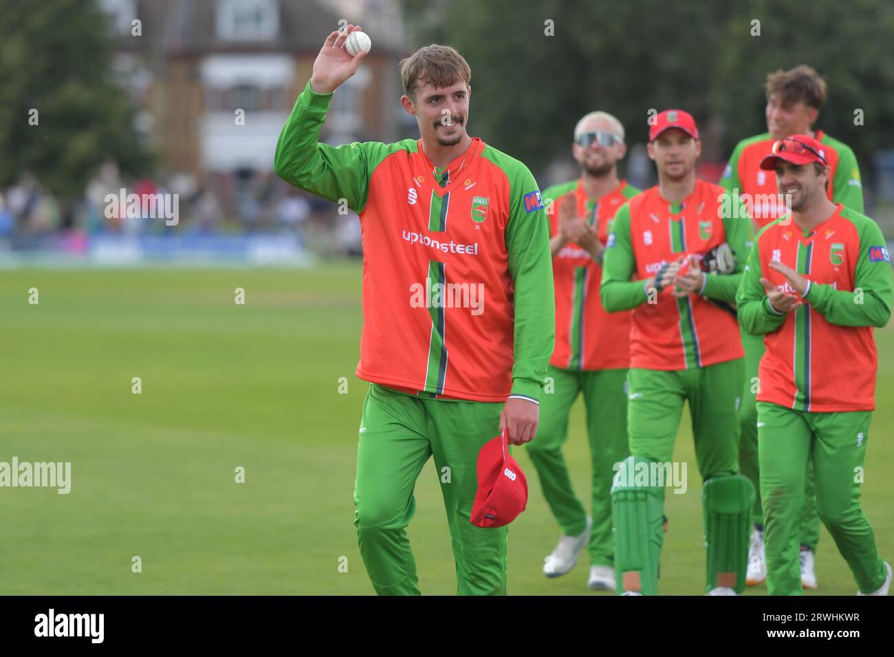 Beckenham, England. August 2023. Roman Walker aus Leicestershire geht mit dem Ball los, nachdem er fünf Wickets gegen Kent gewonnen hat Stockfoto