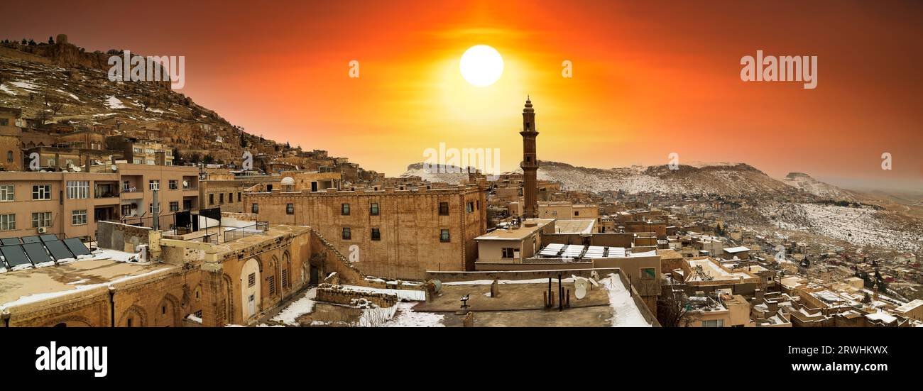 Wintersaison. Sonnenaufgang in der Altstadt von Mardin. Historisches und kulturelles Reiseziel im Südosten der Türkei. Stockfoto