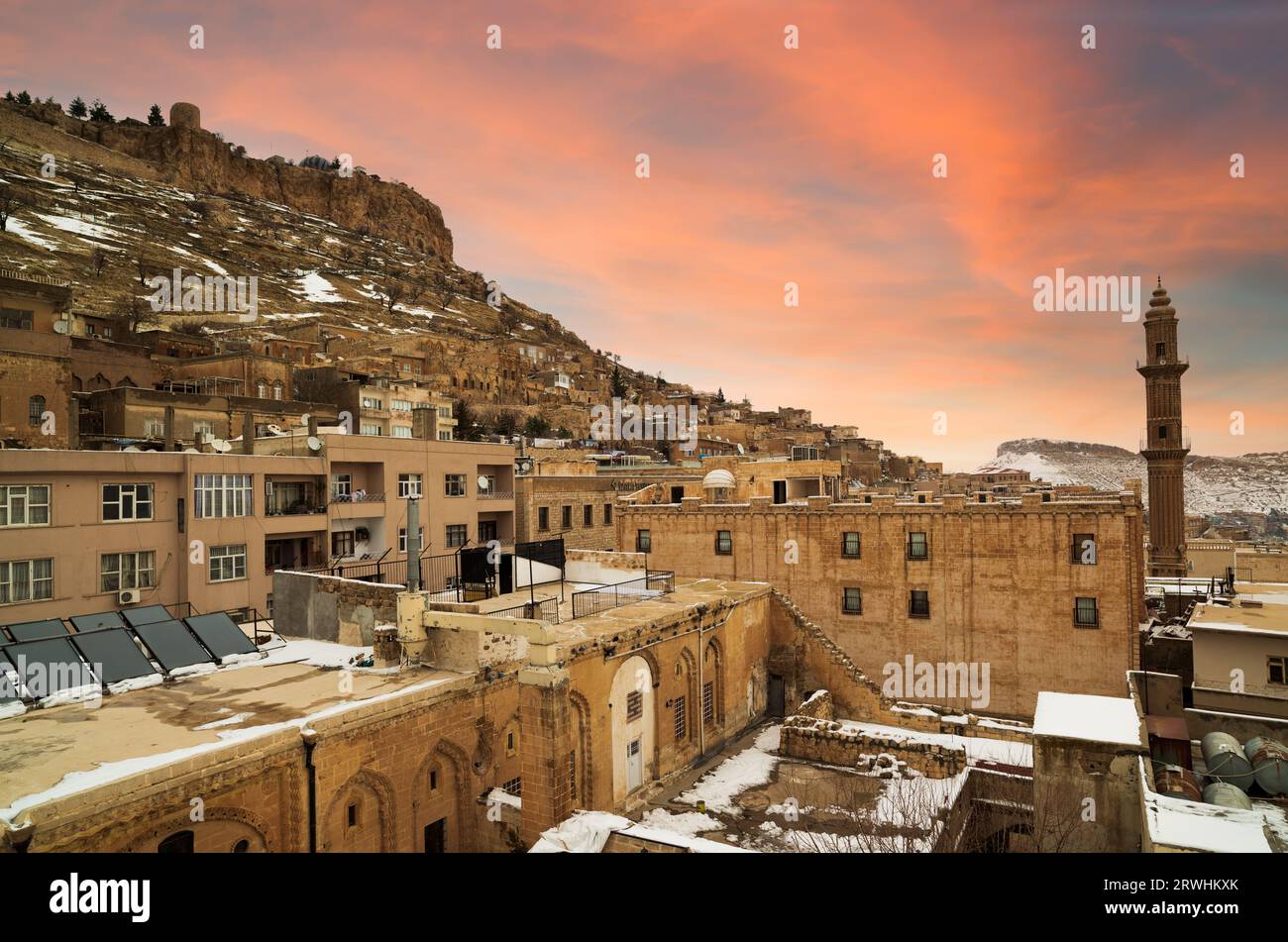 Winter-Schneemannszeit. Morgen in der Altstadt von Mardin. Historisches und kulturelles Reiseziel im Südosten der Türkei. Stockfoto