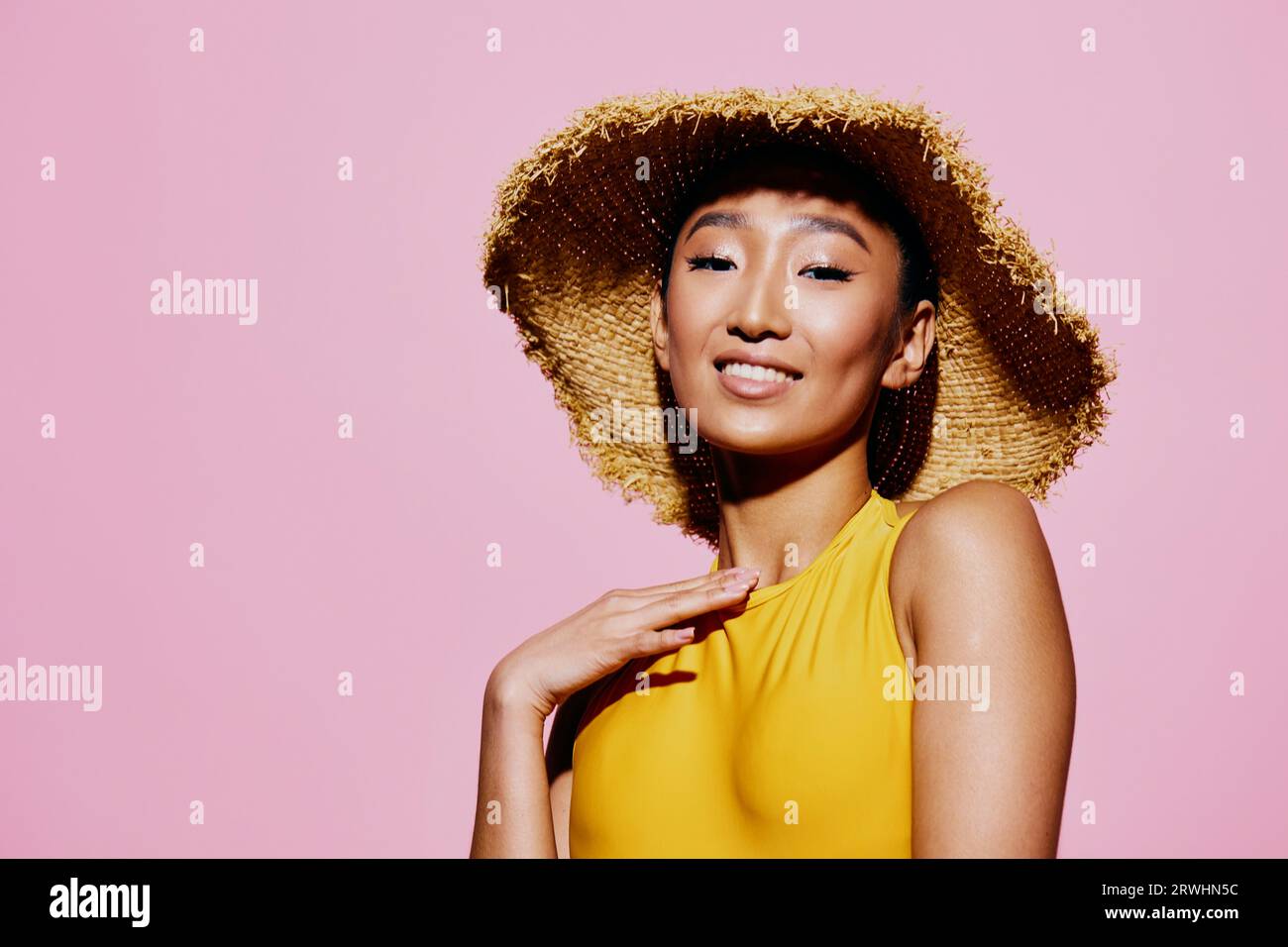 Frau Badeanzug Mode Schönheit Porträt Trendy gelb Lächeln Stockfoto