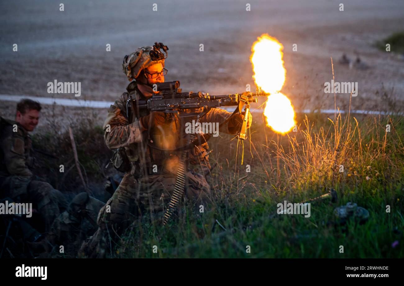 Hohenfels, Deutschland. 15. September 2023. Ein US-Soldaten mit dem 2nd Cavalry Regiment feuert eine leichte M240-Maschinenpistole während einer Schießerei mit verspotteten feindlichen Streitkräften während der Übung Saber Junction 23 im Joint Multinational Readiness Center, 14. September 2023 in Hohenfels, Deutschland. Kredit: 1. Sgt. Michel Sauret/US Army Photo/Alamy Live News Stockfoto