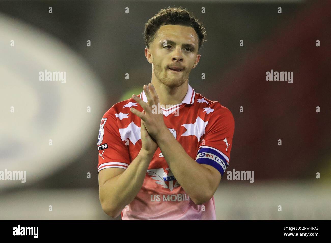 Jordan Williams #2 von Barnsley applaudiert den Heimfans, nachdem Barnsley 2-3 beim Sky Bet League 1-Match Barnsley vs Portsmouth in Oakwell, Barnsley, Großbritannien, 19. September 2023 verloren hat (Foto: Alfie Cosgrove/News Images) Stockfoto