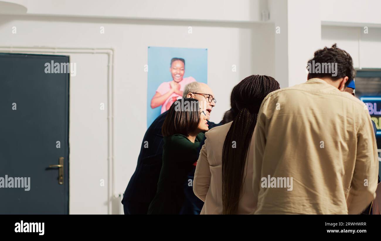 Viele verrückte Leute im Bekleidungsgeschäft, die während der saisonalen Verkäufe am schwarzen freitag verrückt werden. Aggressive Käufer, die ein Geschäft eröffnen möchten und Sonderangebote mit Rabatt kaufen möchten. Schnäppchenjagd Stockfoto