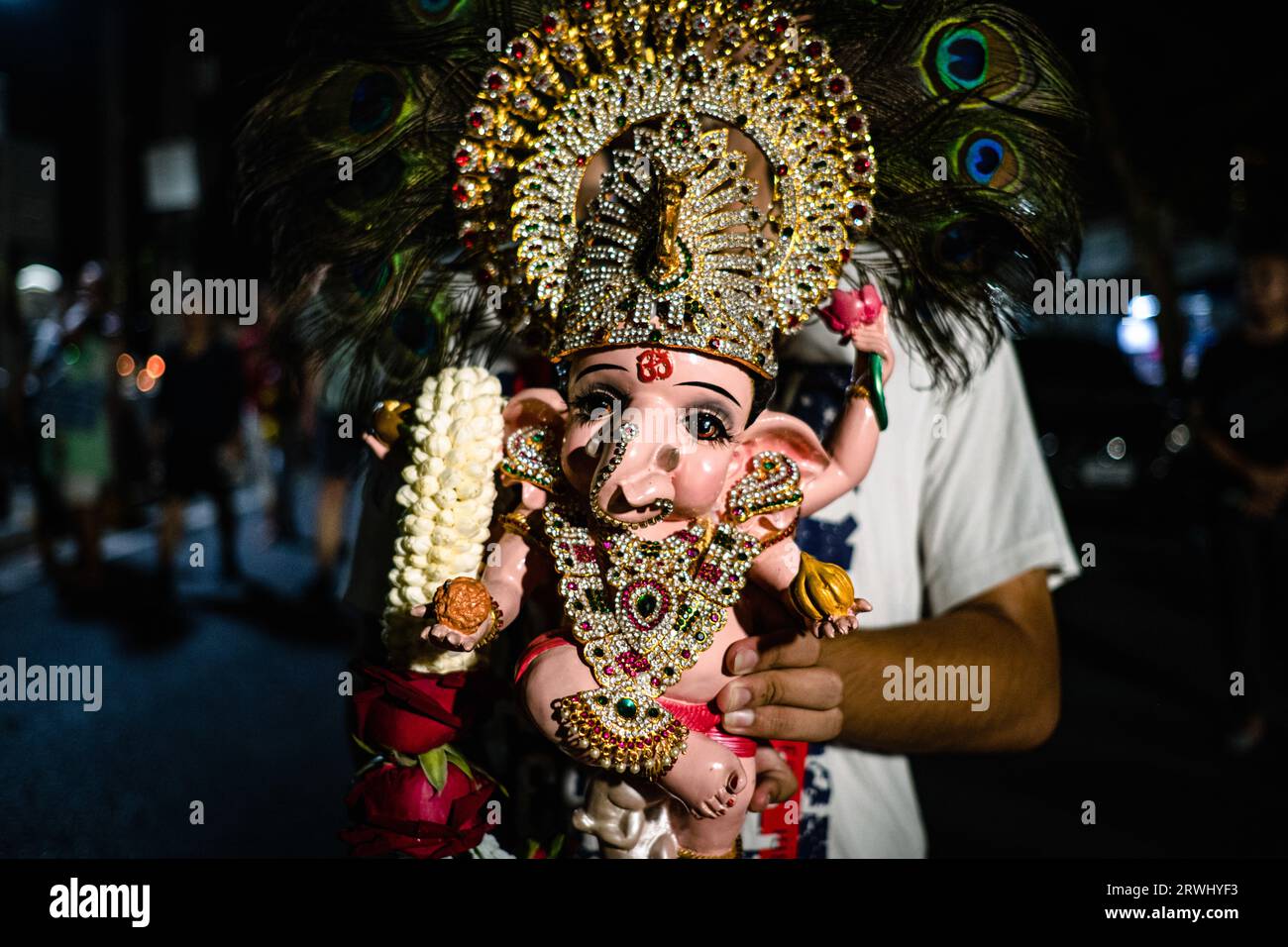 Bangkok, Bangkok, Thailand. September 2023. Am 19. September 2023 beten hinduistische Gläubige während einer Zeremonie anlässlich des Ganesh Chaturthi Festivals in Sri Maha Mariamman Templein Bangkok, Thailand. Das Ganesh Chaturthi ist ein hinduistisches Festival zur Erinnerung an die Geburt des hinduistischen Gottes Lord Ganesh (Bild: © Wissarut Weerasopon/ZUMA Press Wire), NUR REDAKTIONELLE VERWENDUNG! Nicht für kommerzielle ZWECKE! Stockfoto