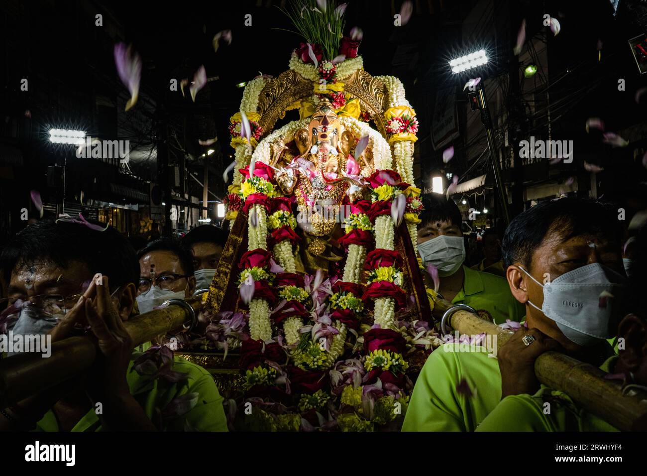 Bangkok, Bangkok, Thailand. September 2023. Am 19. September 2023 beten hinduistische Gläubige während einer Zeremonie anlässlich des Ganesh Chaturthi Festivals in Sri Maha Mariamman Templein Bangkok, Thailand. Das Ganesh Chaturthi ist ein hinduistisches Festival zur Erinnerung an die Geburt des hinduistischen Gottes Lord Ganesh (Bild: © Wissarut Weerasopon/ZUMA Press Wire), NUR REDAKTIONELLE VERWENDUNG! Nicht für kommerzielle ZWECKE! Stockfoto