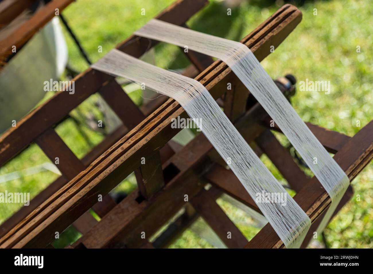 Okoons von weißen Seidenraupen, die zur Seidenproduktion gezüchtet wurden. Rohseide, hochwertige Fotos Stockfoto