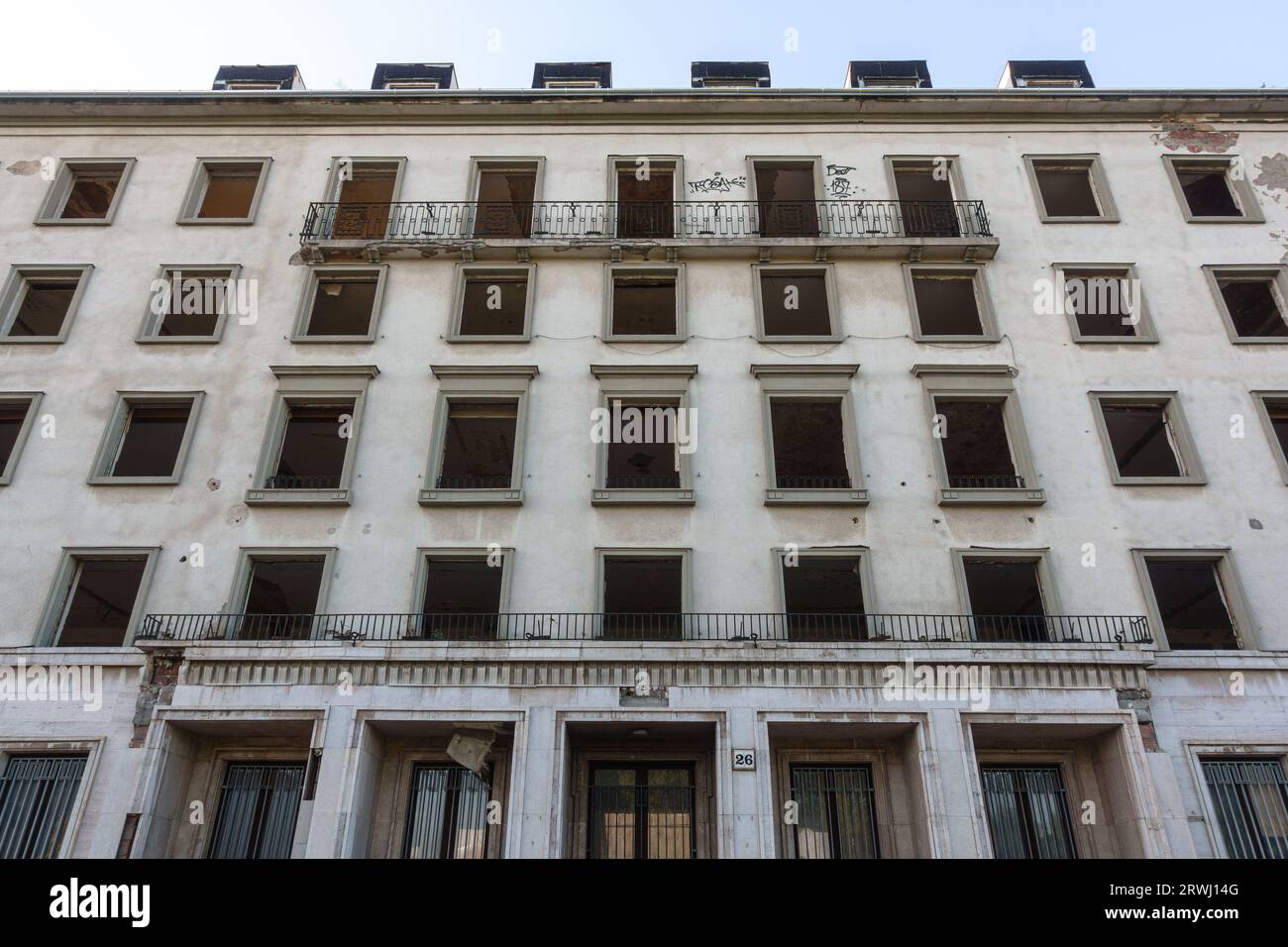 Das inzwischen verfallene ehemalige Budapester kommunistische Parteihauptquartier auf Koztarsag ter, dem Schauplatz vieler Kämpfe während der ungarischen Revolution von 1956 Stockfoto Das inzwischen verfallene ehemalige Budapester kommunistische Parteihauptquartier auf Koztarsag ter, dem Schauplatz vieler Kämpfe während der ungarischen Revolution von 1956 Stockfoto