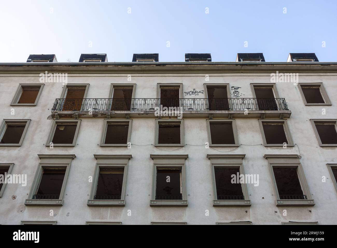 Das inzwischen verfallene ehemalige Budapester kommunistische Parteihauptquartier auf Koztarsag ter, dem Schauplatz vieler Kämpfe während der ungarischen Revolution von 1956 Stockfoto