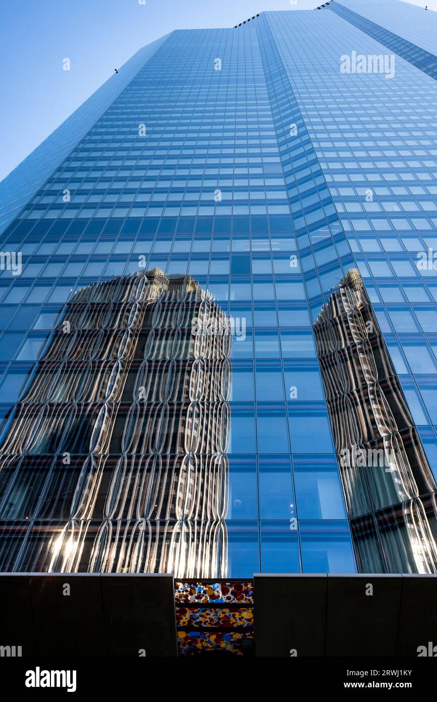 Das 22 Bishopsgate Building mit einer Reflexion des nahegelegenen Tower 42, City of London, London, UK. Stockfoto