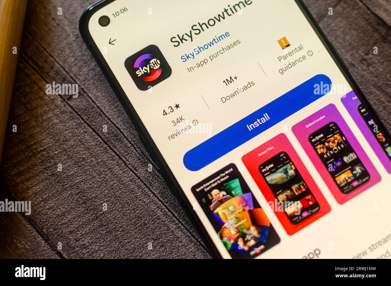Madrid, Spanien. 09 17 2023: Die Skyshowtime App wird im App Store auf einem Smartphone angezeigt Stockfoto