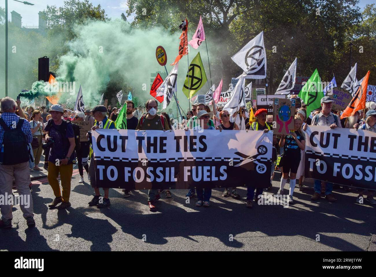 London, Großbritannien. September 2023. Demonstranten halten während des Protestes in Victoria Banner für fossile Brennstoffe und Rauchfackeln. Aktivisten der Extinction Rebellion marschierten durch Westminster, um gegen neue fossile Brennstoffe zu protestieren. (Foto: Vuk Valcic/SOPA Images/SIPA USA) Credit: SIPA USA/Alamy Live News Stockfoto