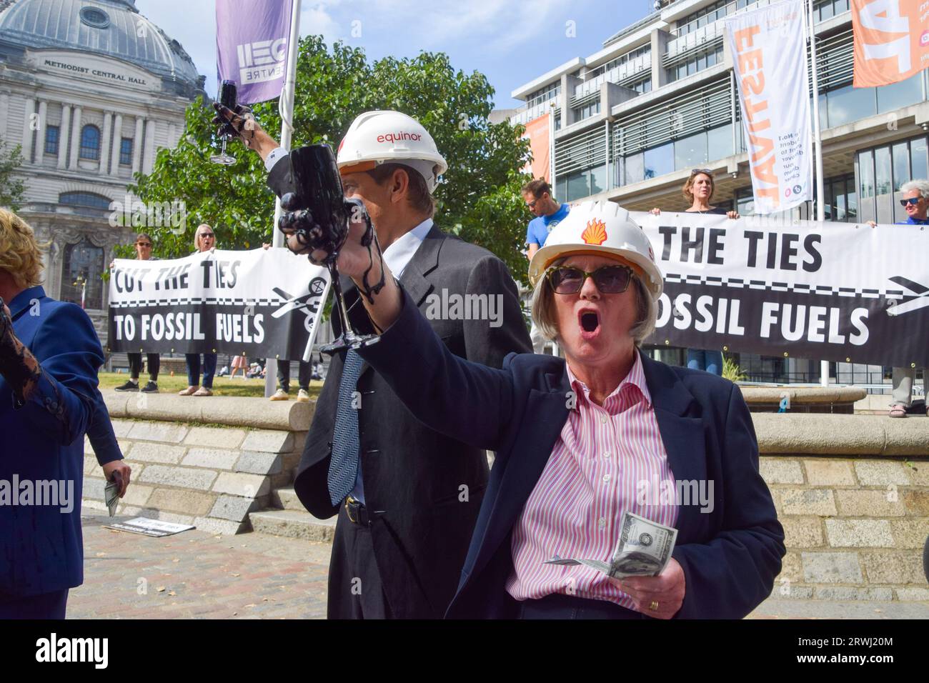 London, Großbritannien. September 2023. Während der Demonstration in Westminster halten Demonstranten, die als Führungskräfte von Shell und Equinor gekleidet sind, Champagnergläser mit gefälschtem Öl. Aktivisten der Extinction Rebellion marschierten durch Westminster, um gegen neue fossile Brennstoffe zu protestieren. (Credit Image: © Vuk Valcic/SOPA Images via ZUMA Press Wire) NUR REDAKTIONELLE VERWENDUNG! Nicht für kommerzielle ZWECKE! Stockfoto