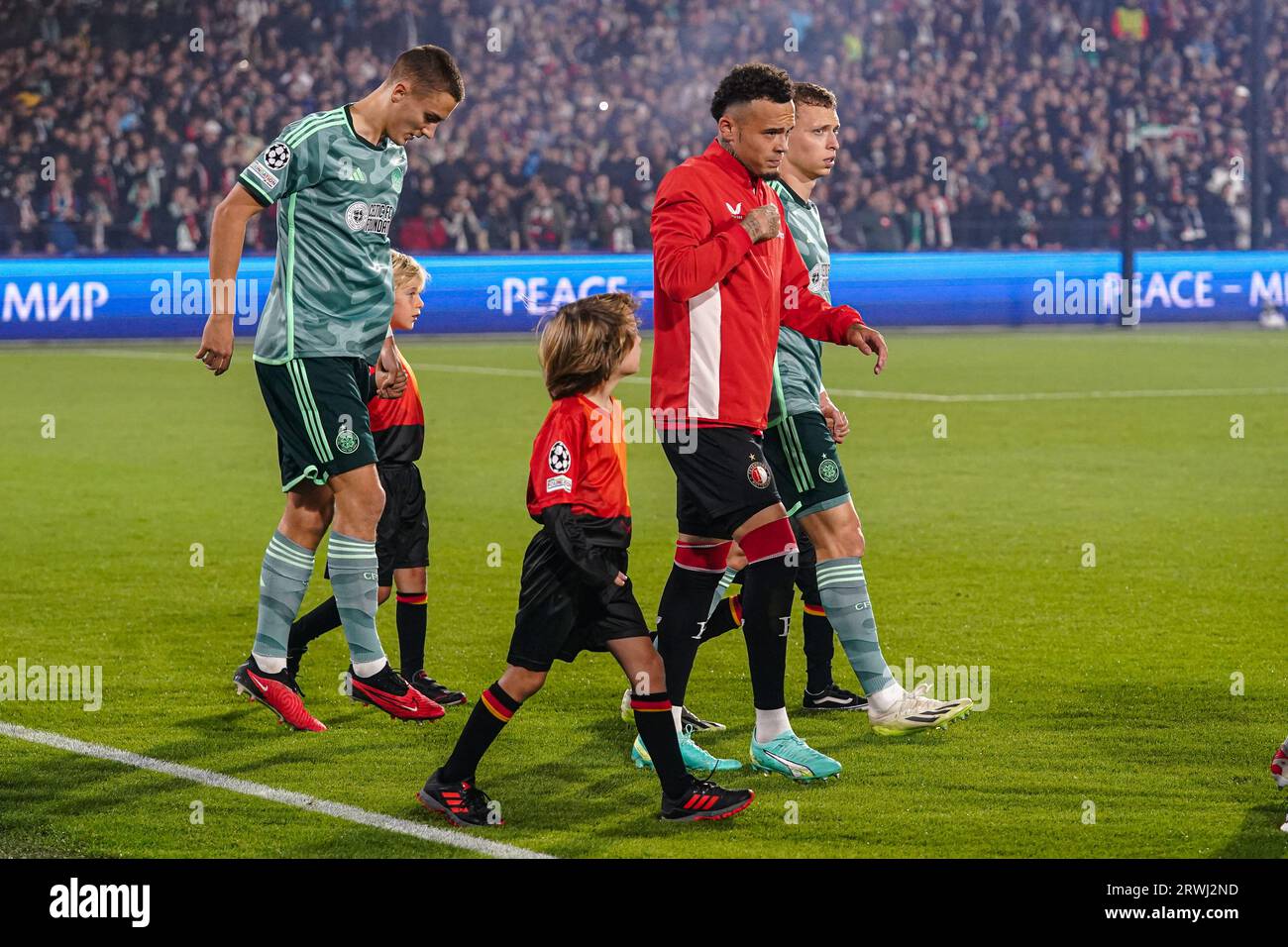 Rotterdam, Niederlande. September 2023. ROTTERDAM, NIEDERLANDE - 19. SEPTEMBER: Quilindschy Hartman von Feyenoord, Gustaf Lagerbielke von Celtic, Alistair Johnston von Celtic während des UEFA Champions League-Gruppe-E-Spiels zwischen Feyenoord und Celtic im Stadion Feyenoord am 19. September 2023 in Rotterdam, Niederlande. (Foto von Andre Weening/Orange Pictures) Kredit: Orange Pics BV/Alamy Live News Stockfoto