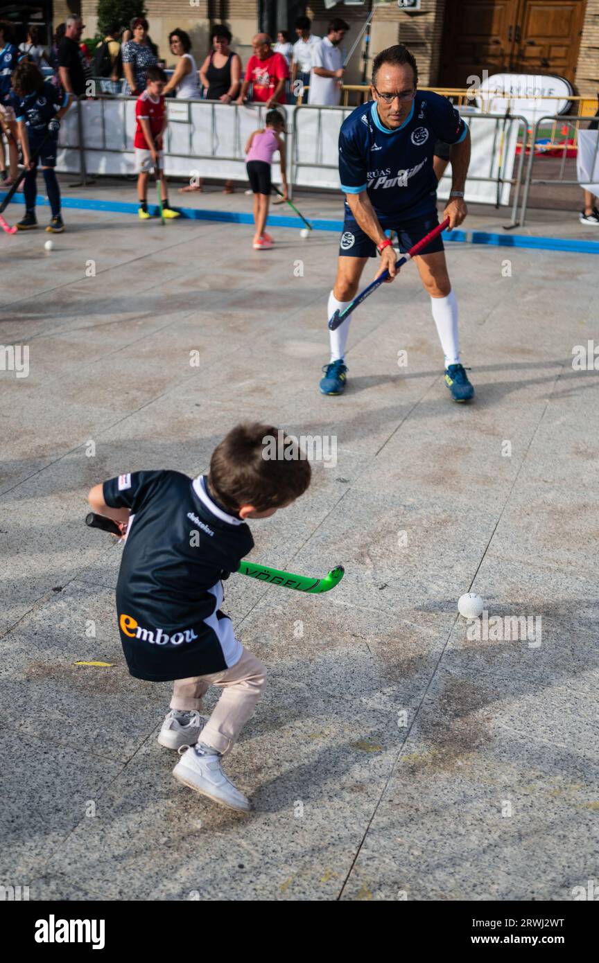 Hockey während des Sports Day Multi-Sports Street Event in Plaza del Pilar, Zaragoza, Spanien Stockfoto