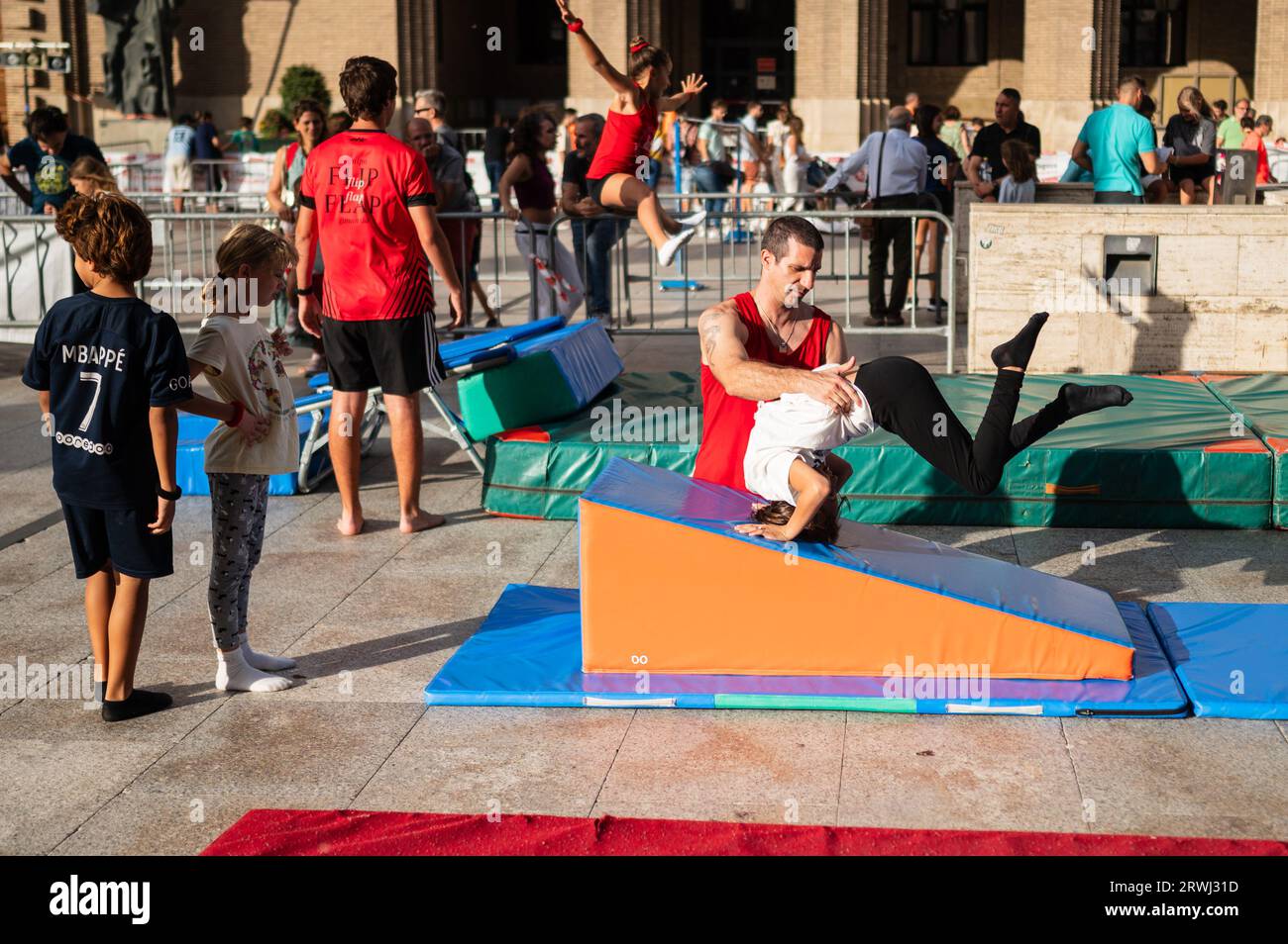 Gymnastik während des Sports Day Multi-Sports Street Event in Plaza del Pilar, Zaragoza, Spanien Stockfoto