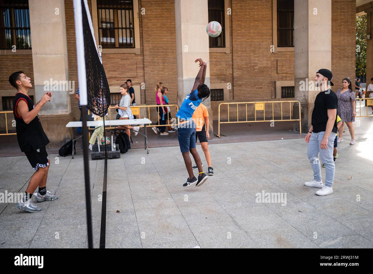 Volleyball während des Sports Day Multi-Sports Street Event in Plaza del Pilar, Zaragoza, Spanien Stockfoto