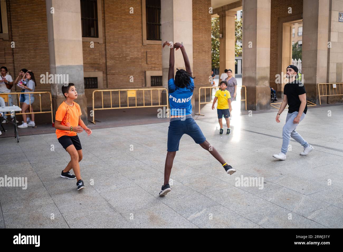 Volleyball während des Sports Day Multi-Sports Street Event in Plaza del Pilar, Zaragoza, Spanien Stockfoto