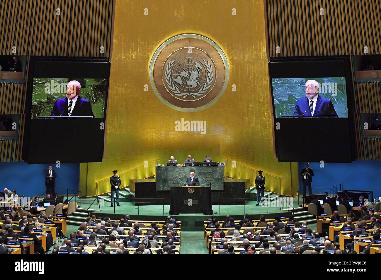 Vereinte Nationen. September 2023. Der brasilianische Präsident Luiz Inacio Lula da Silva (auf dem Podium und auf den Bildschirmen) hält eine Rede bei der Generaldebatte der 78. Sitzung der UN-Generalversammlung am 19. September 2023 im Hauptquartier der Vereinten Nationen in New York. Die Generaldebatte der 78. Tagung der Generalversammlung der Vereinten Nationen wurde am Dienstag im Hauptquartier der Vereinten Nationen in New York eröffnet und konzentrierte sich auf die Wiederherstellung des globalen Vertrauens und der Solidarität in der gegenwärtigen schwierigen Zeit. Quelle: Li Rui/Xinhua/Alamy Live News Stockfoto