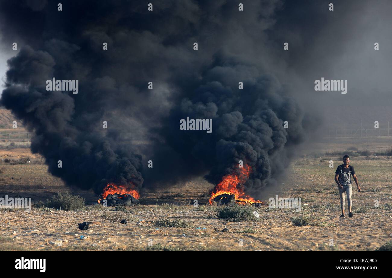 Palästinensische Demonstranten verbrennen bei Zusammenstößen mit israelischen Sicherheitskräften nach einer Demonstration am Grenzzaun mit Israel östlich von Rafah, dem südlichen Gazastreifen, am Dienstag, den 19. September 2023 Reifen. Ein Palästinenser, der von israelischen Streitkräften während eines Protestes gegen den israelisch-Gaza-Grenzzaun getötet wurde. Foto von Abd Al-Khatib/UPI Credit: UPI/Alamy Live News Stockfoto