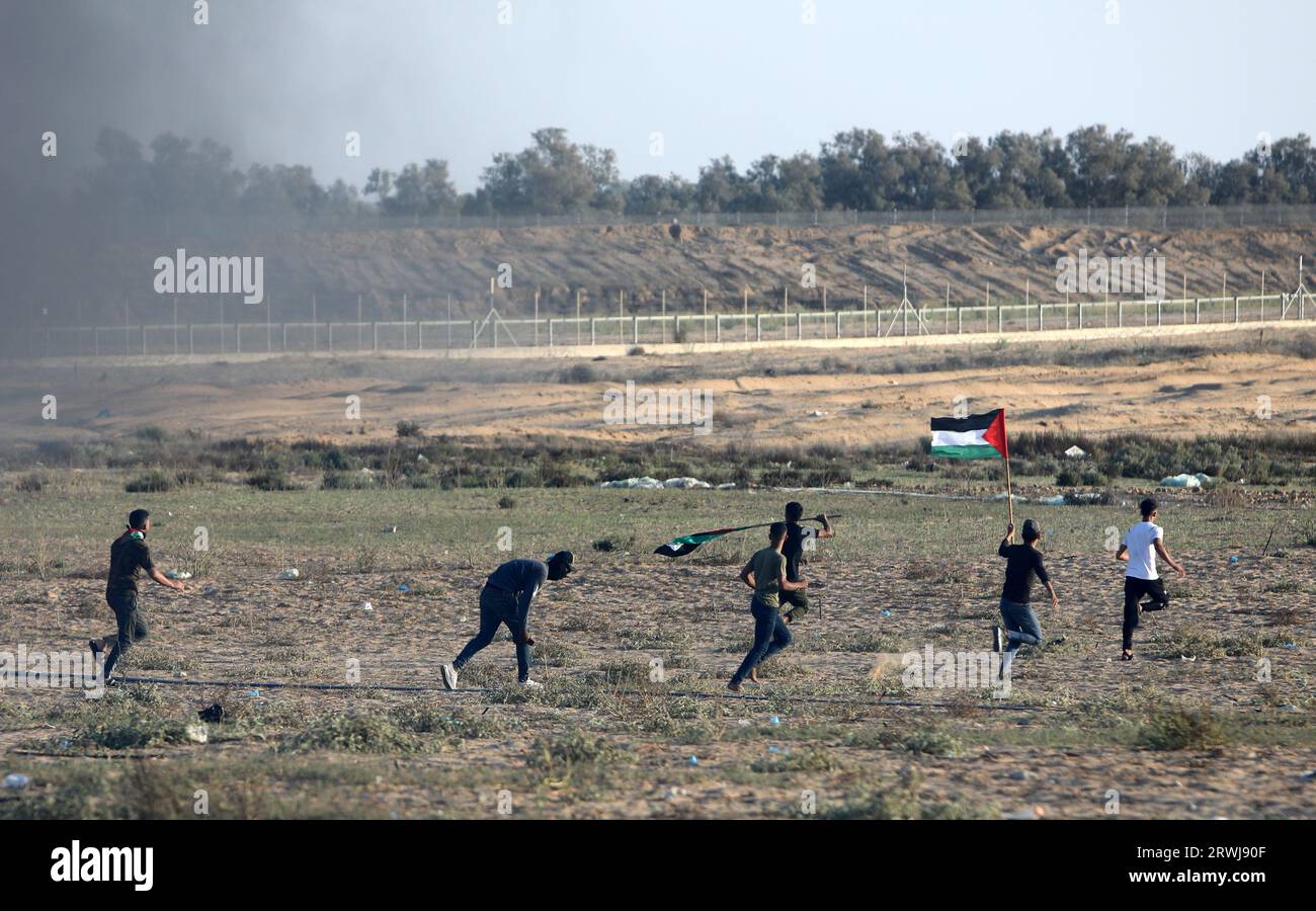 Palästinensische Demonstranten schwenken ihre Nationalflagge bei Zusammenstößen mit israelischen Sicherheitskräften entlang der Grenze zu Israel, östlich von Rafah, dem südlichen Gazastreifen am Dienstag, den 19. September 2023. Ein Palästinenser, der von israelischen Streitkräften während eines Protestes gegen den israelisch-Gaza-Grenzzaun getötet wurde. Foto von Abd Al-Khatib/UPI Credit: UPI/Alamy Live News Stockfoto