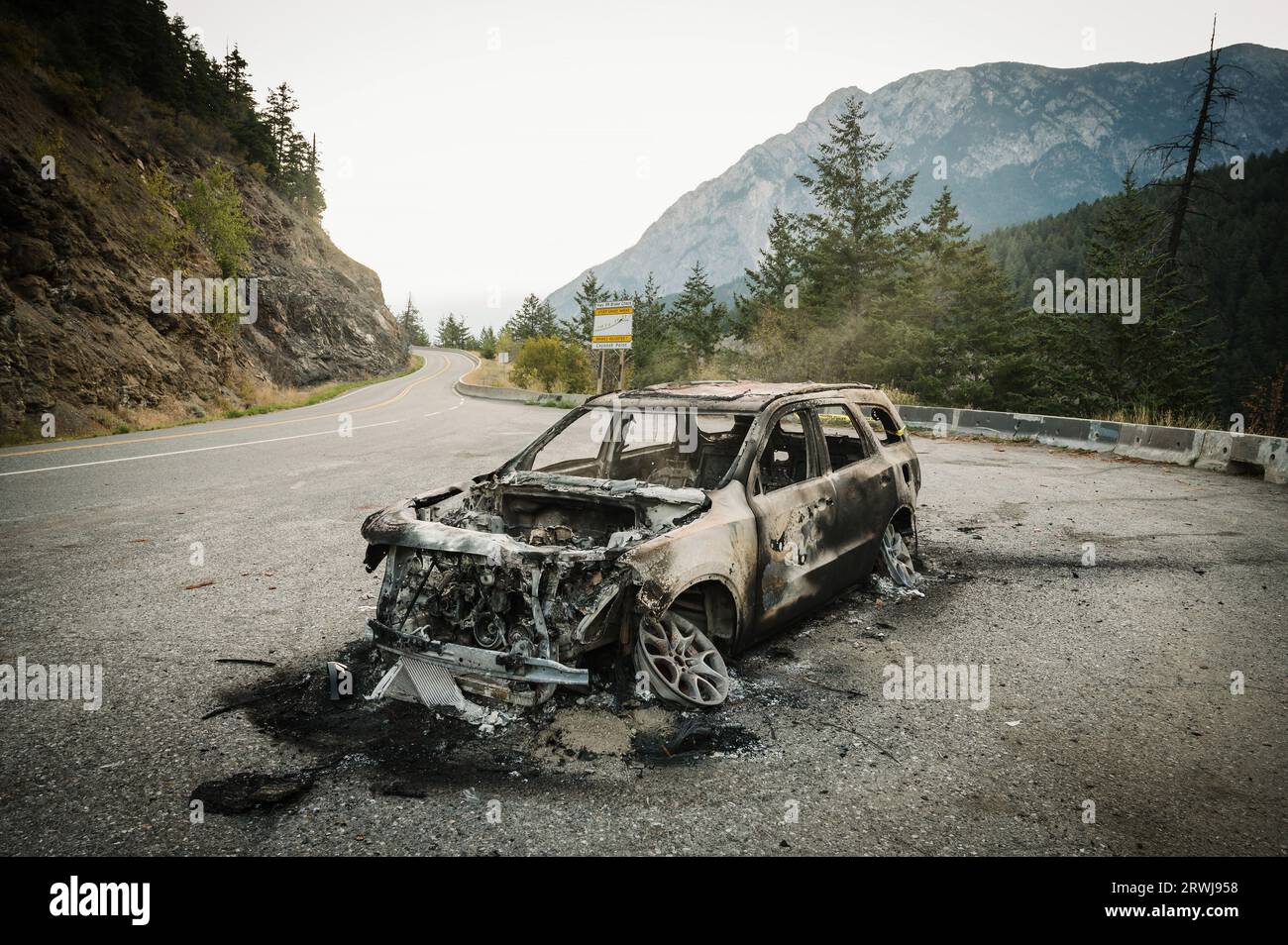 Ein verbranntes Auto an der Seite der Duffy Lake Road zwischen Pemberton und Lillooet BC. Fahrzeugbrände sind auf der steilen, kurvenreichen Autobahn häufig. Stockfoto