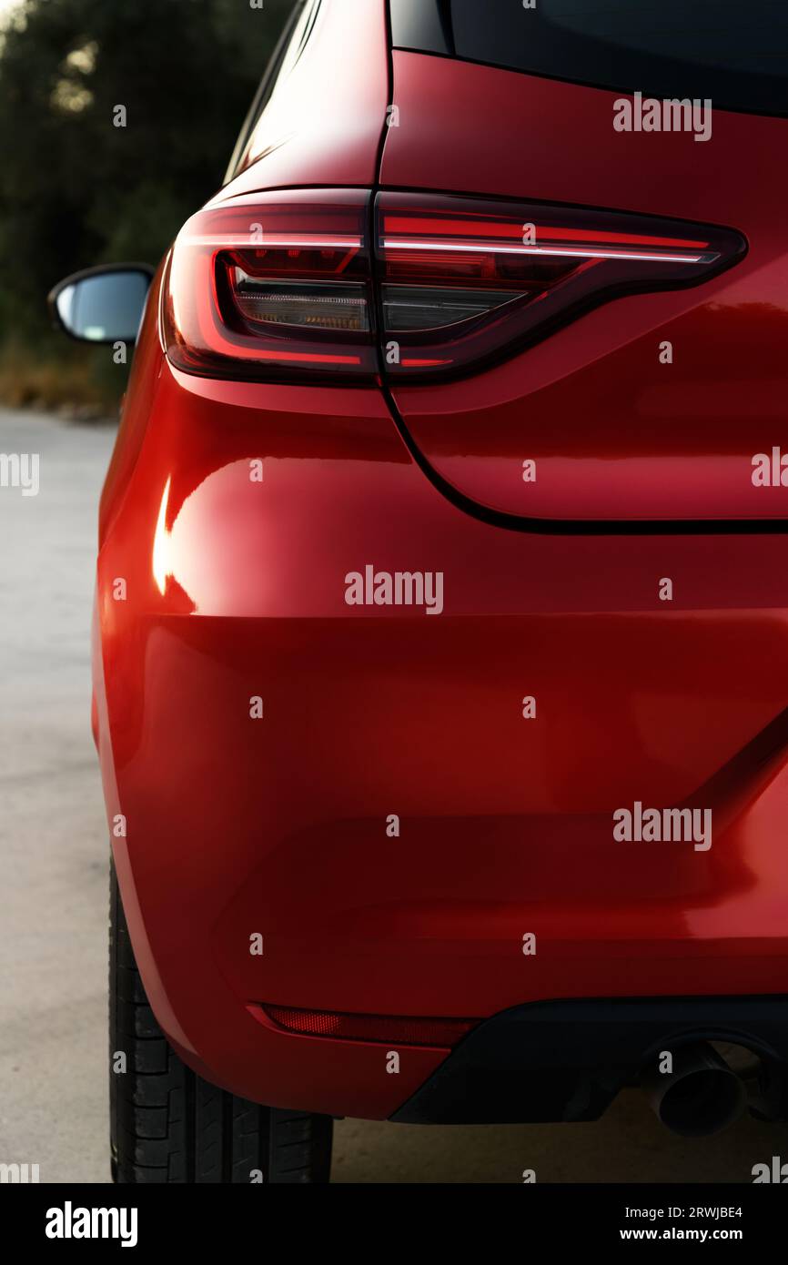 Izmir, Türkei - 2. August 2023: Eine akribische Nahaufnahme, die das Heckleuchtendesign eines roten Renault Clio zeigt und seine moderne und unverwechselbare Li zeigt Stockfoto