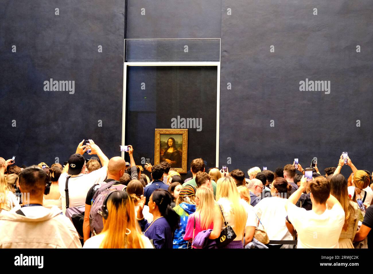 Im Louvre in Paris, Frankreich, treffen sich Menschenmassen um das Gemälde Mona Lisa Stockfoto