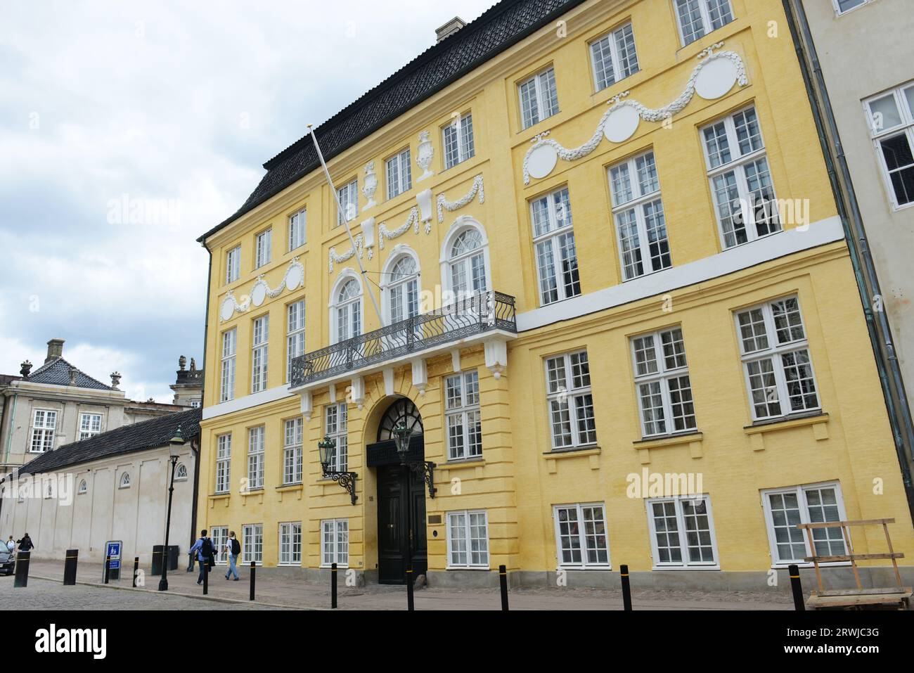 The Yellow Palace ( Bergum's Mansion ) – ein Stadthaus aus dem 18. Jahrhundert in der Amaliegade 18, neben dem Schloss Amalienborg in Kopenhagen, Dänemark. Stockfoto